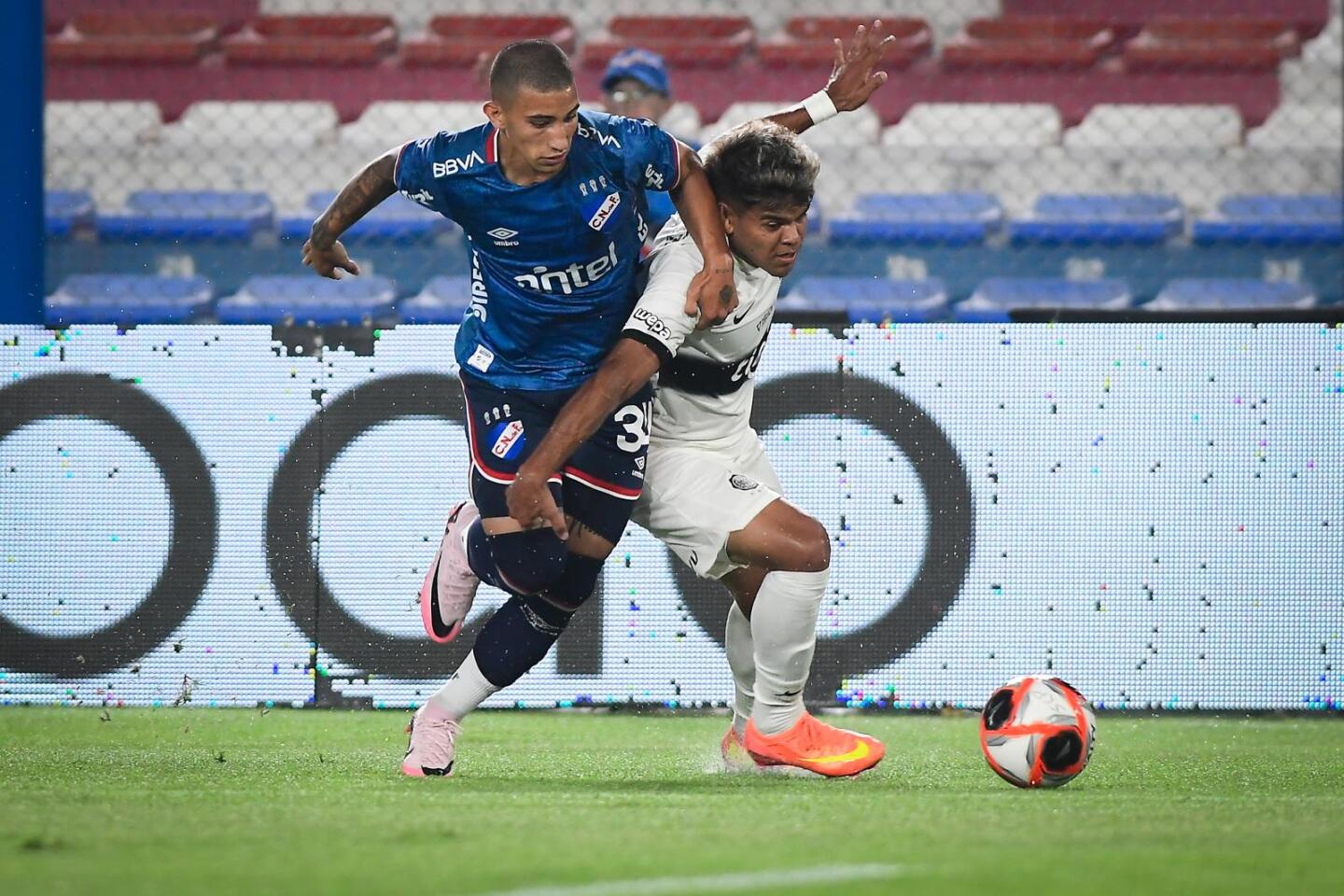 Nahuel "Magia" López al ataque en el amistoso entre Nacional y Olimpia en el Gran Parque Central.