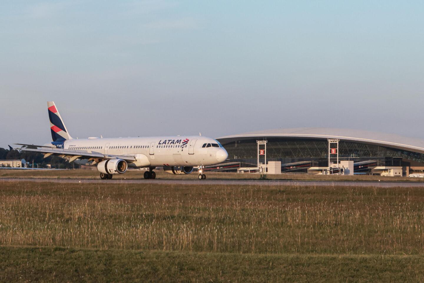 Avión de Latam en la pista del Aeropuerto de Carrasco.