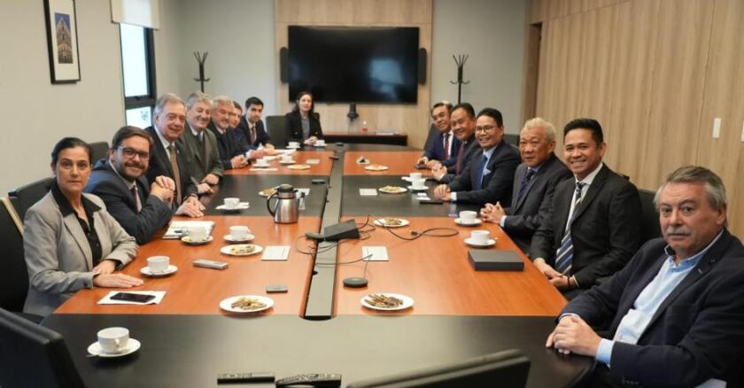 Autoridades del ministerio de Ganadería e Inac con la delegación malasia