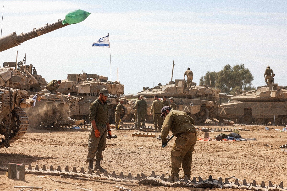 Soldados israelíes preparan sus tanques en un campamento militar cerca de la frontera con el enclave palestino