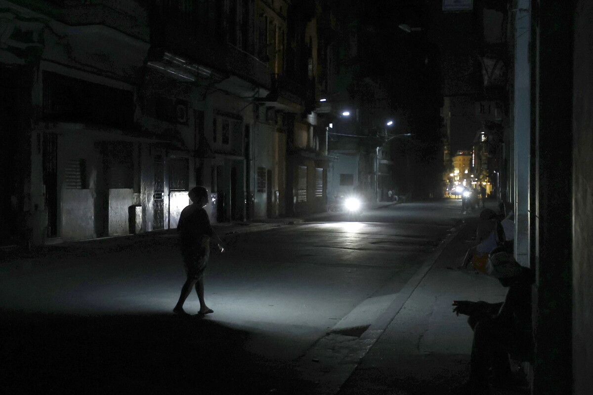 Una persona camina por una calle durante un apagón este jueves en La Habana (Cuba).