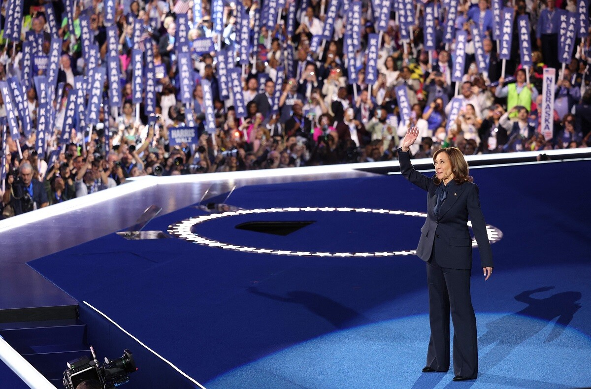 La vicepresidenta y candidata presidencial demócrata, Kamala Harris, llega para hablar en el cuarto y último día de la Convención Demócrata