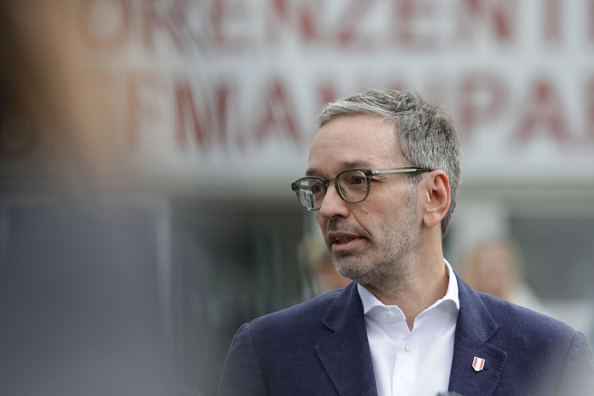 Herbert Kickl, candidato del populista Partido de la Libertad de Austria (FPOe) al salir de votar en Purkersdorf.