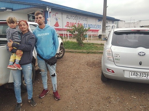 Jonathan Niz, su pareja y el pequeño hijo tras hacer las compras en El Rincón Sanducero.