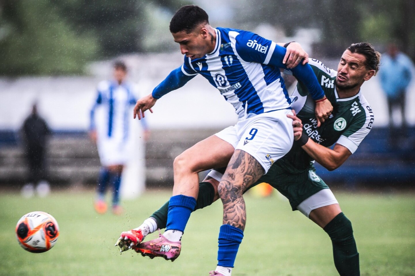 Agustín Rodríguez ante la marca de Matías Velázquez en el partido entre Juventud y Plaza Colonia.