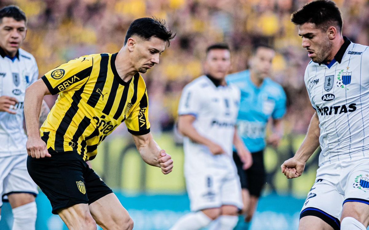Maximiliano Silvera ante Edgar Elizalde en el partido entre Peñarol y Liverpool.