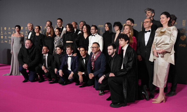 Elenco y equipo técnico de "La sociedad de la nieve" en la alfombra roja de los Premios Goya.