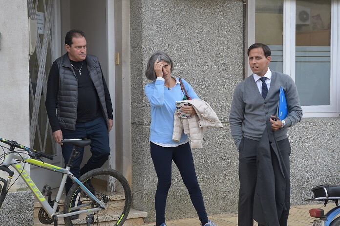 Los padres de Lola Chomnalez junto al abogado Juan Williman.