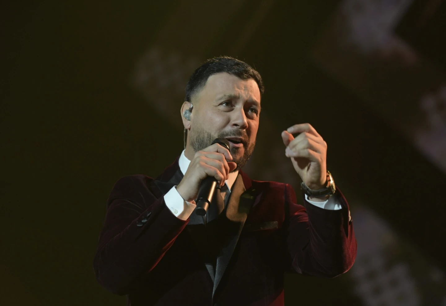 Lucas Sugo cantando en un recital.