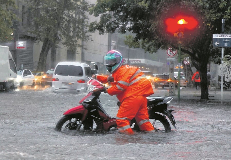 La Aguada: Motociclista intenta cruzar la calle con su vehículo