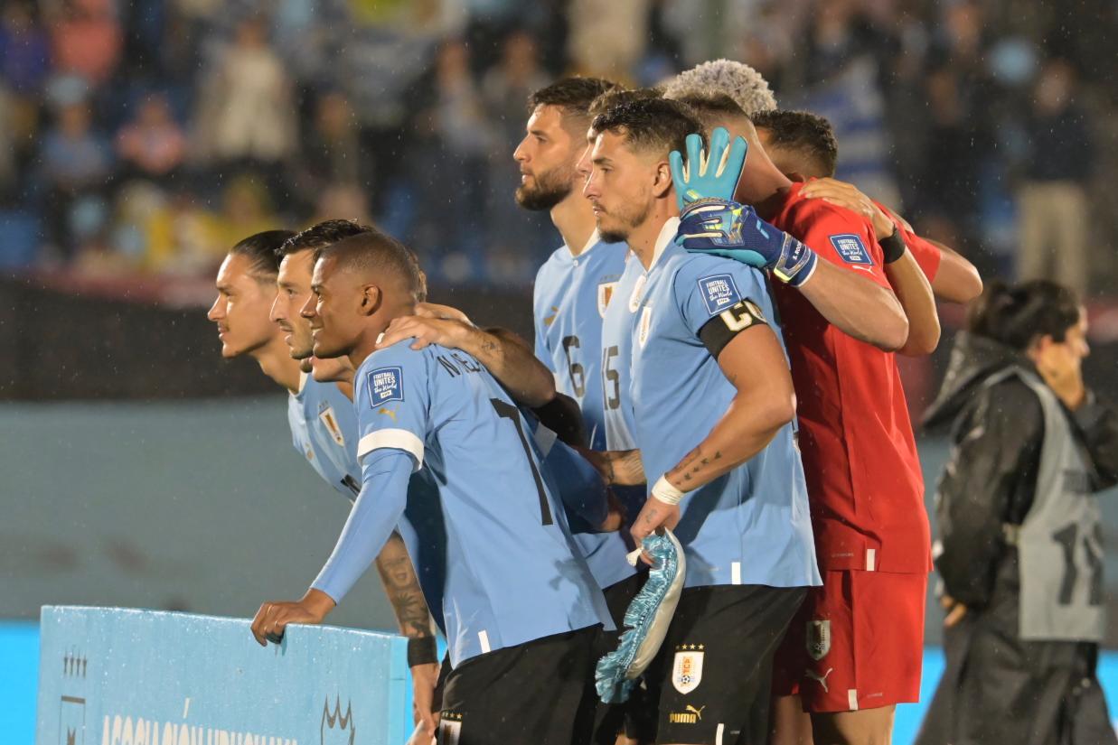 El once titular de Uruguay ante Bolivia en el Estadio Centenario.
