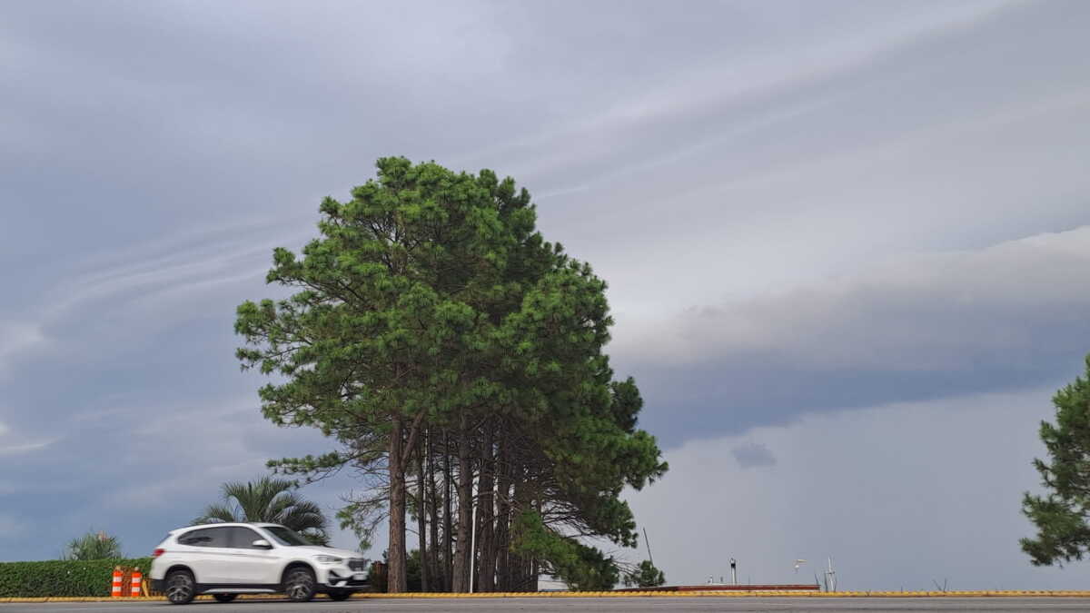 Nubes de tormenta se ven desde la rambla de Montevideo este jueves 5 de febrero de 2026.