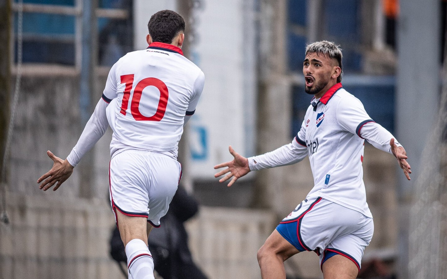 Agustín Da Rocha y Jairo Amaro festejan el tercer gol de Nacional en el clásico de Tercera División ante Peñarol.