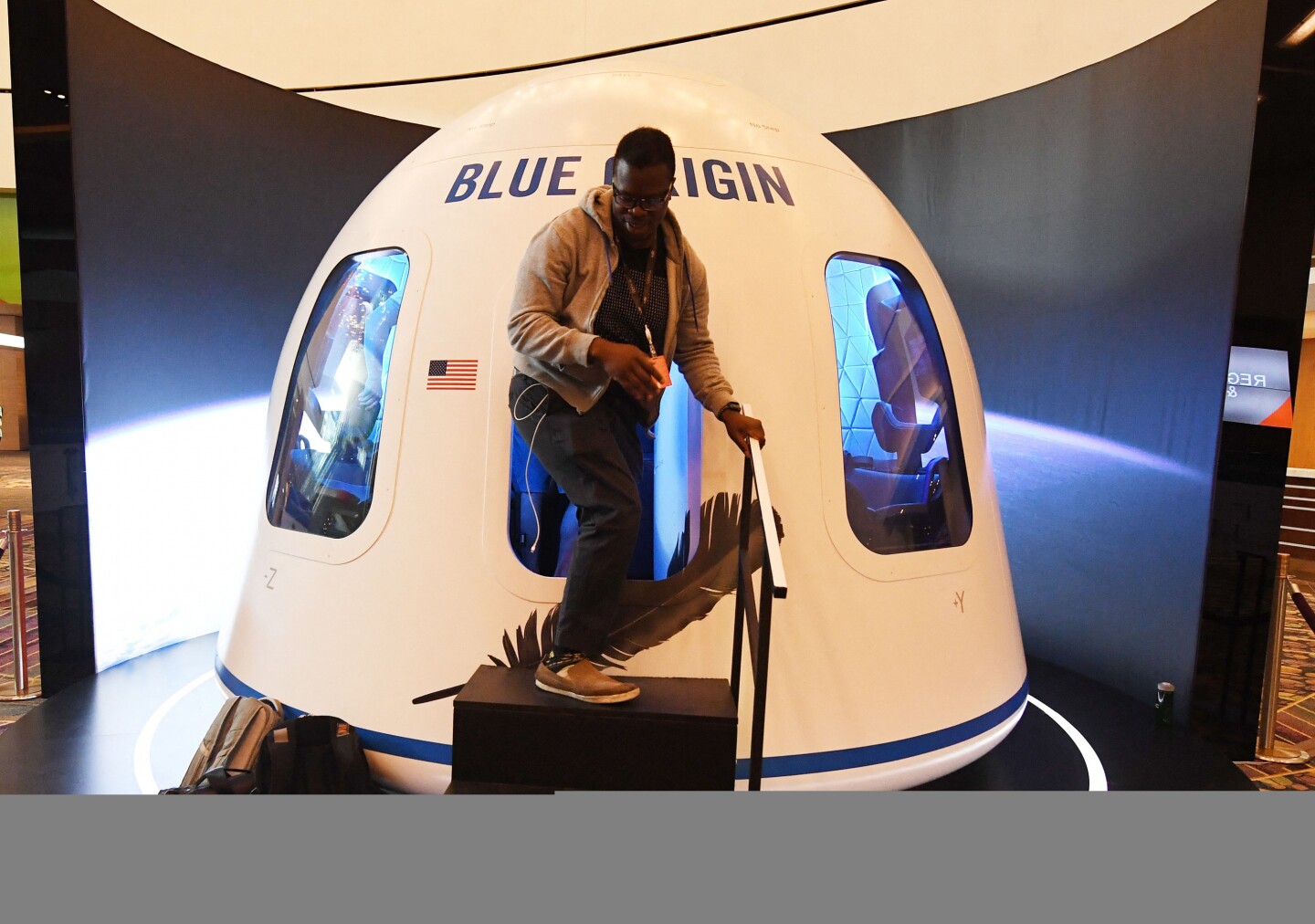 Personas abandonan el Blue Origin Space Simulator durante la conferencia Amazon, en junio de 2019. Foto: AFP
