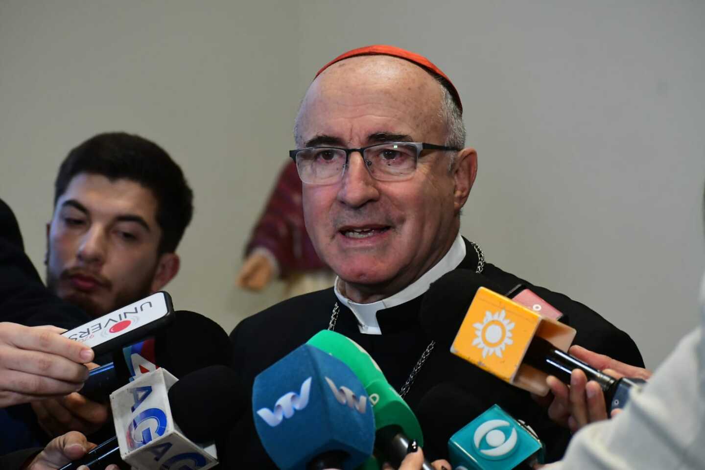 Cardenal Daniel Sturla en rueda de prensa por la muerte del papa Francisco.