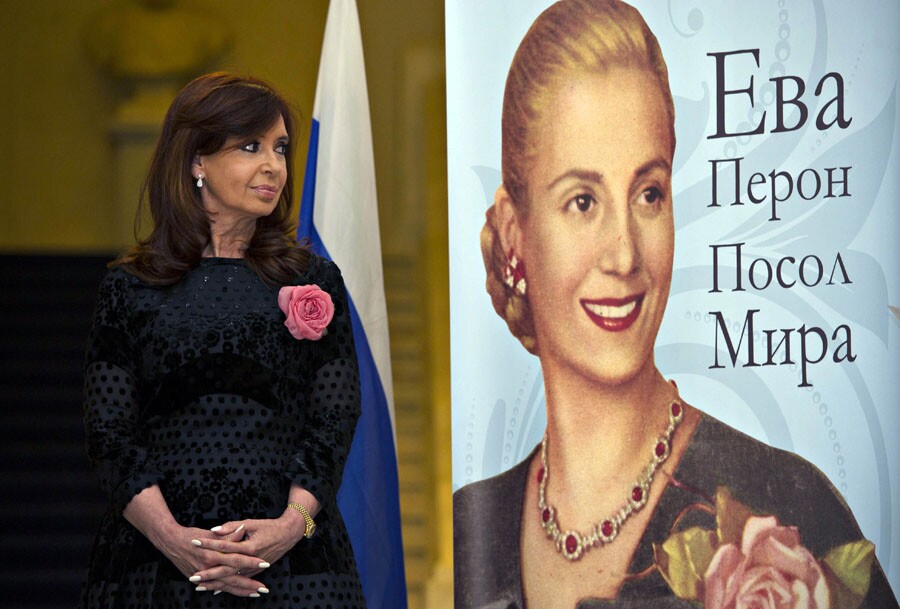 La presidenta observa admirada la imagen de Eva Perón. Foto: AFP