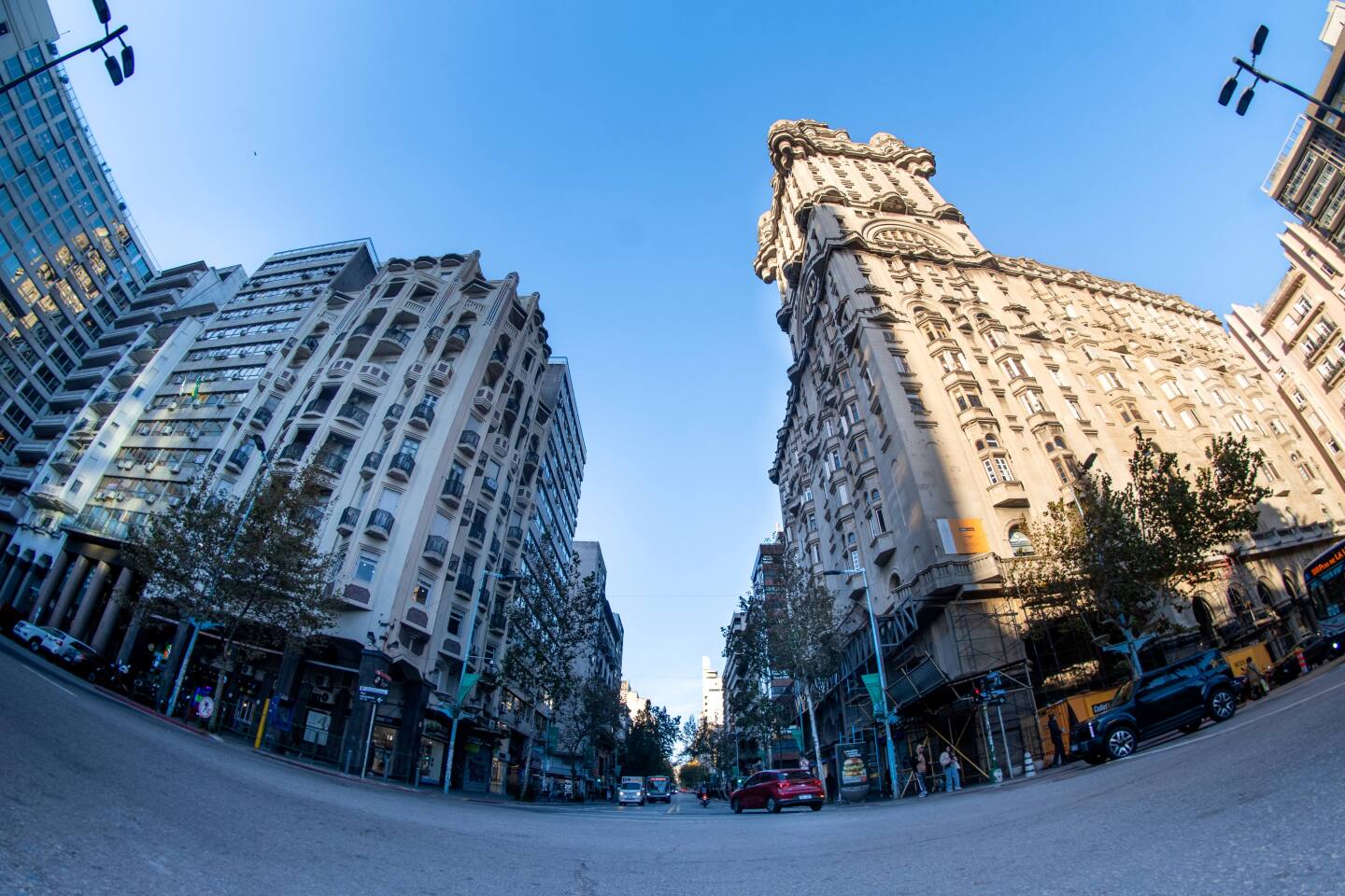 Edificio Salvo y una vista de 18 de Julio desde Plaza Independencia.