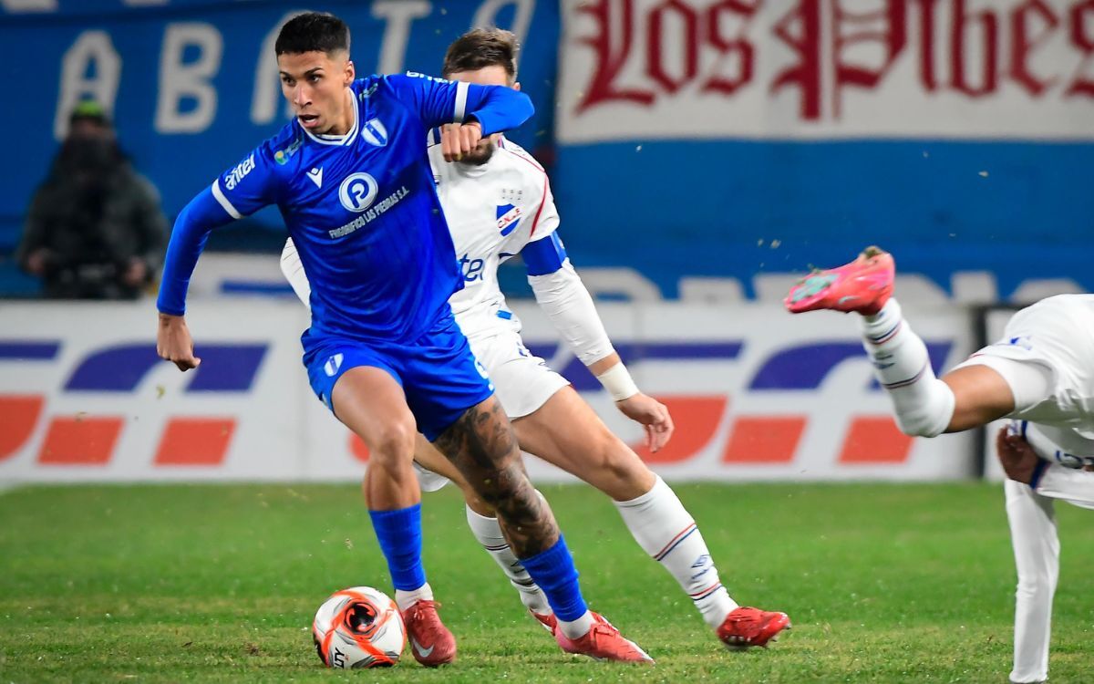 Sebastián Coates en la marca de Agustín Rodríguez en el partido entre Nacional y Juventud de Las Piedras.