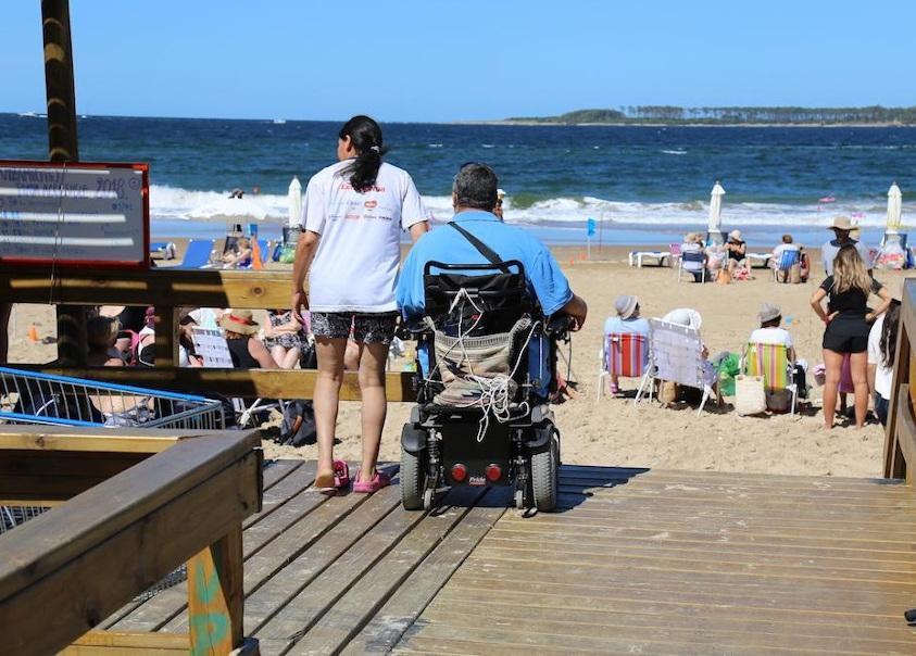 Persona en silla de ruedas llega a la playa.jpg