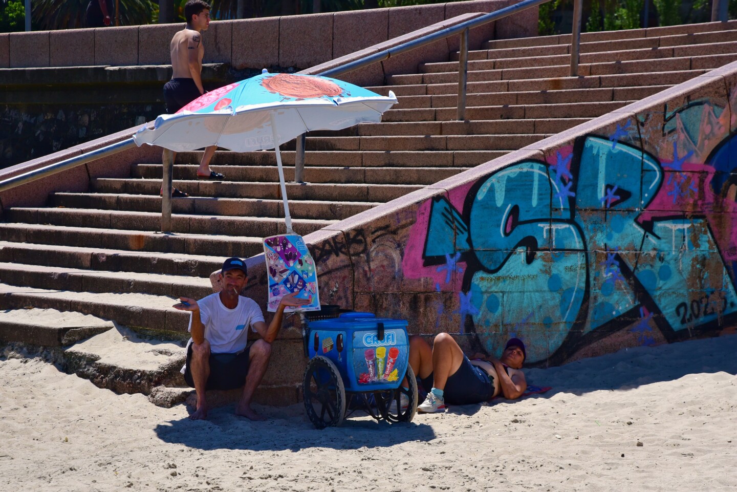 Personas en la playa durante la ola de calor.