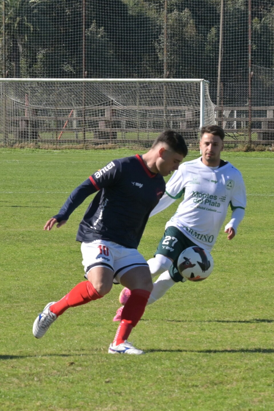 Segunda División: Atenas y Plaza Colonia jugando en San Carlos.