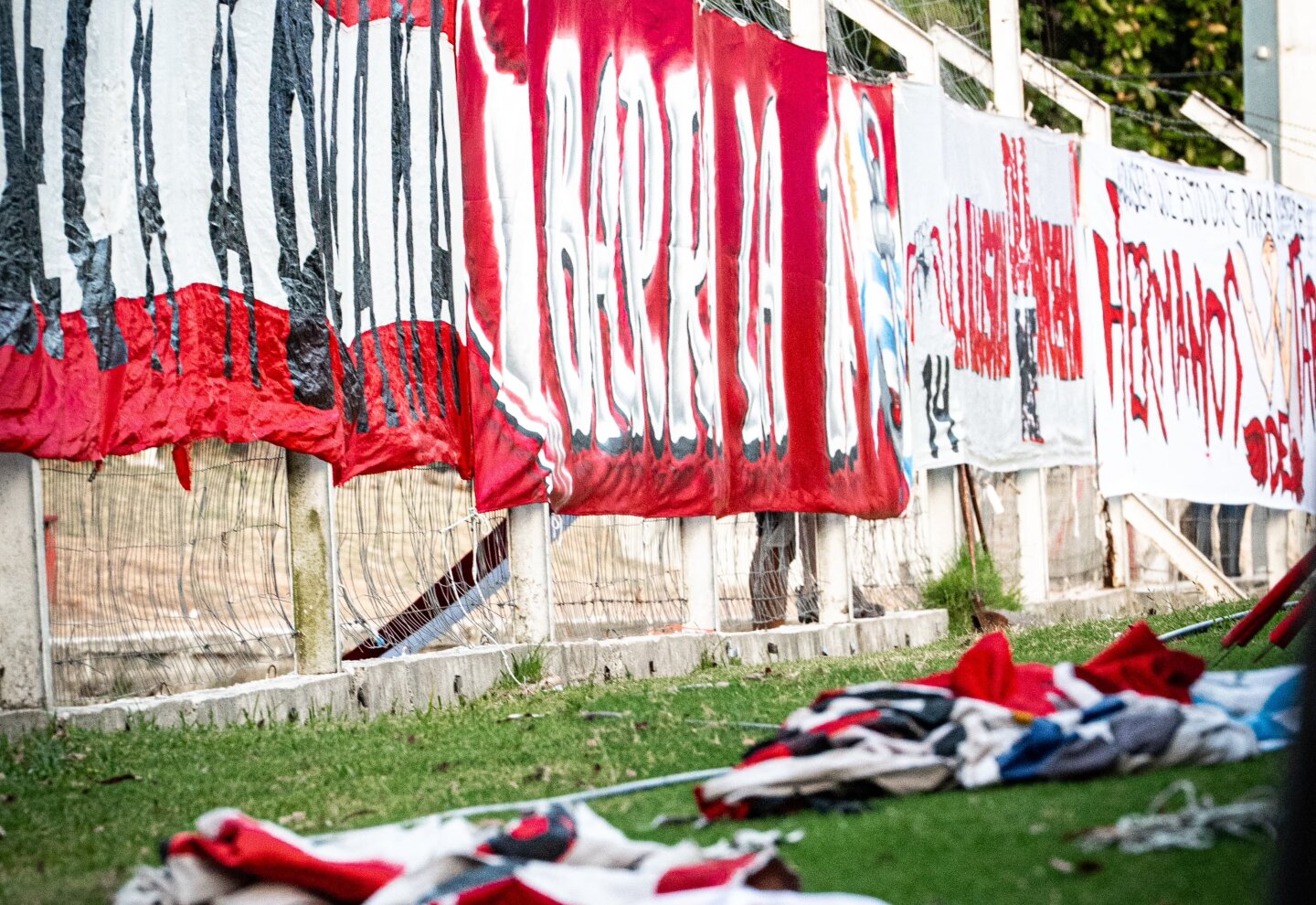 Las banderas de los hinchas de River Plate en el Parque Saroldi.