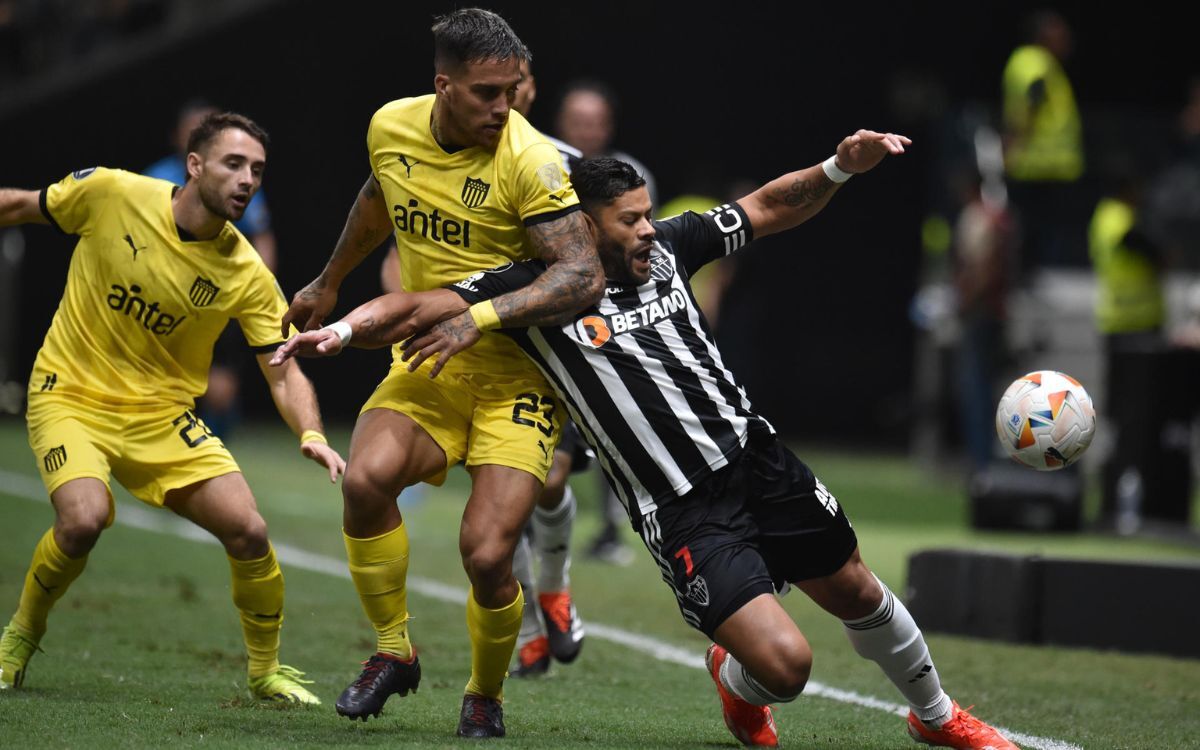 Javier Méndez y Hulk disputan la pelota en el partido entre Atlético Mineiro y Peñarol.