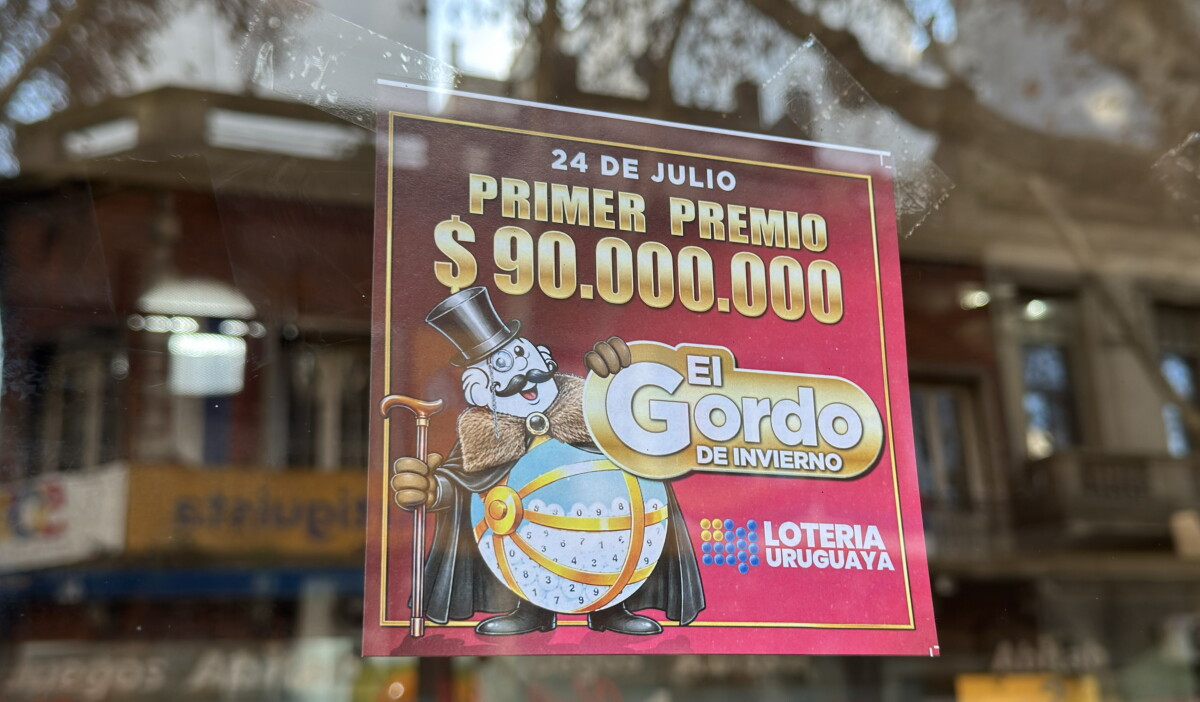 Afiche del Gordo de Invierno 2026 en un punto de venta.