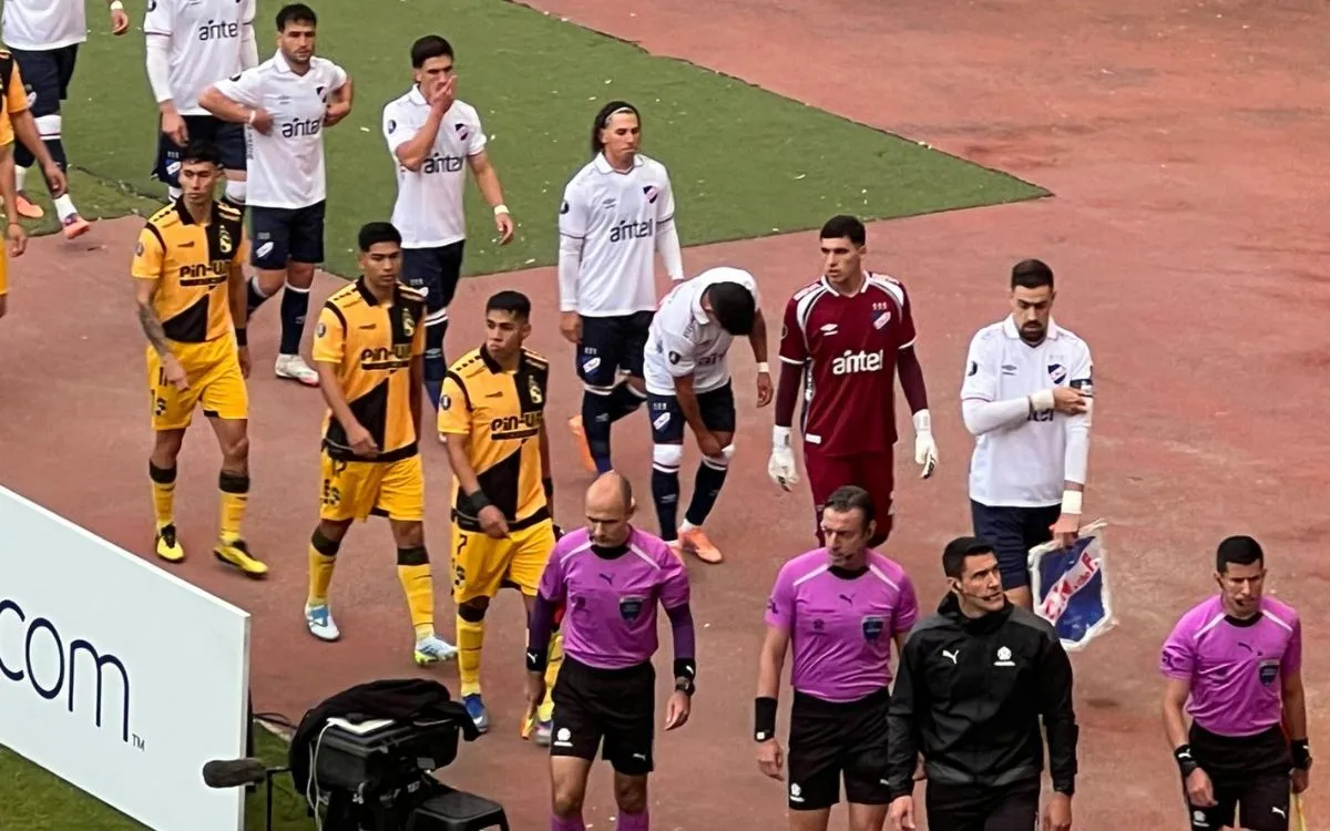 Los planteles de Coquimbo Unido y Nacional en la previa al partido por Copa Libertadores.