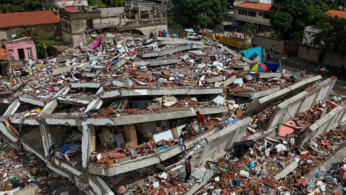 Vista aérea de edificios derrumbados en Caraballeda, estado de La Guaira, Venezuela, el 30 de junio de 2026, tras los terremotos.