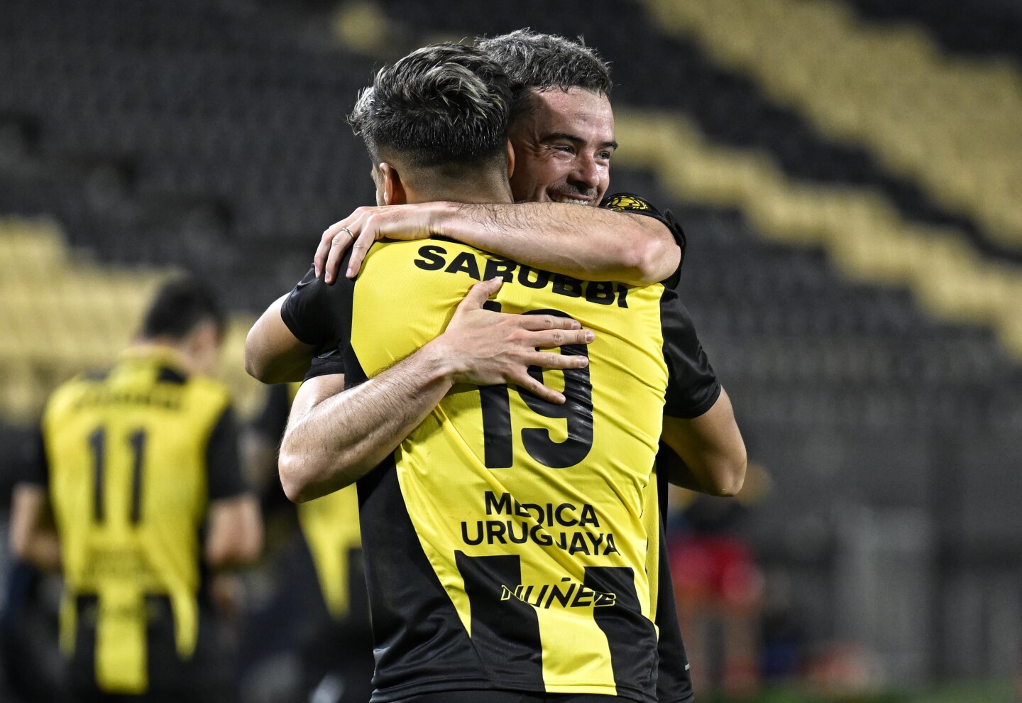 Lucas Hernández y Matías Arezo celebran el gol de Peñarol ante Progreso en el Campeón del Siglo.