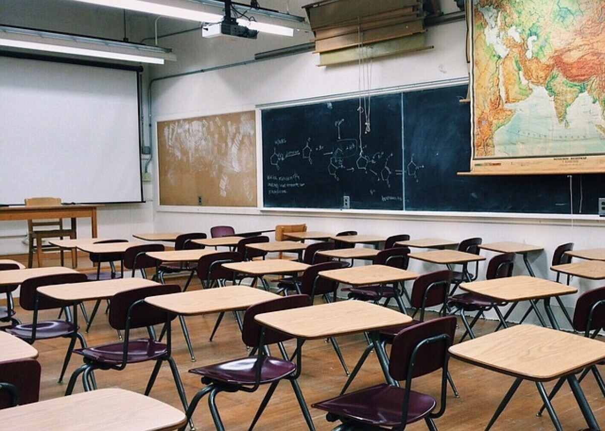 Salón de clases vacío.
