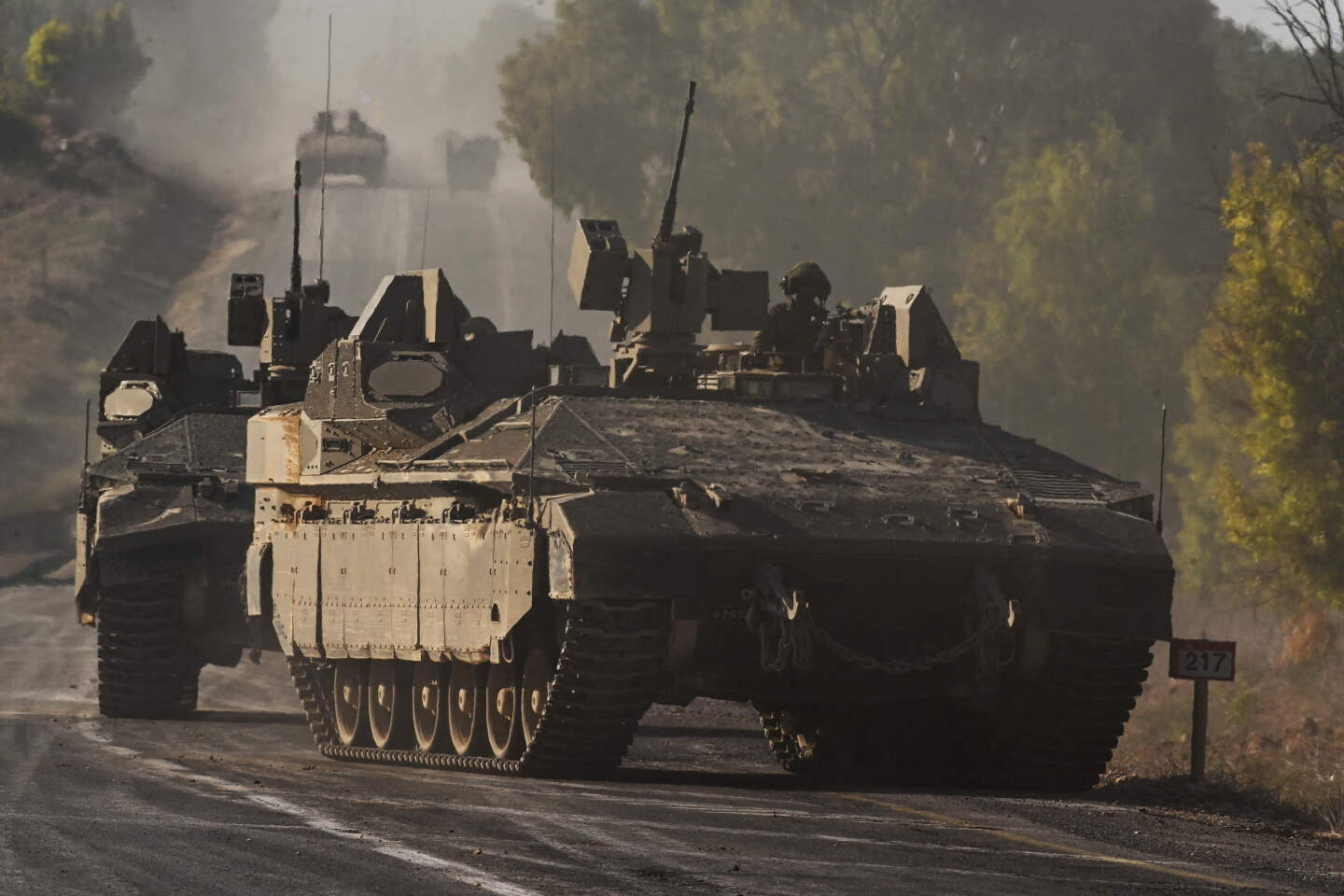 Vehículos blindados del ejército israelí avanzan hacia la frontera con la Franja de Gaza.