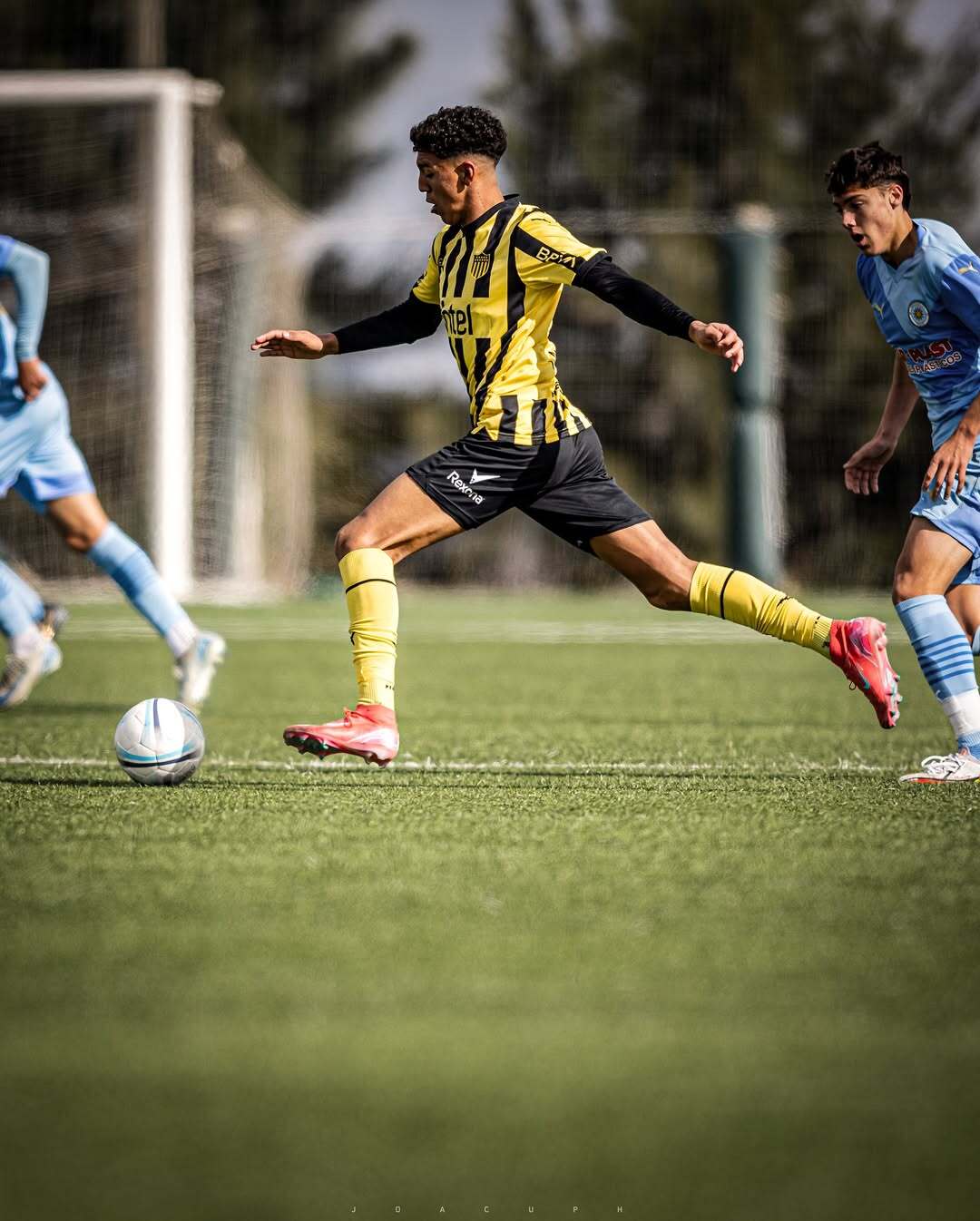 Brian Barboza jugando un partido con las juveniles de Peñarol.