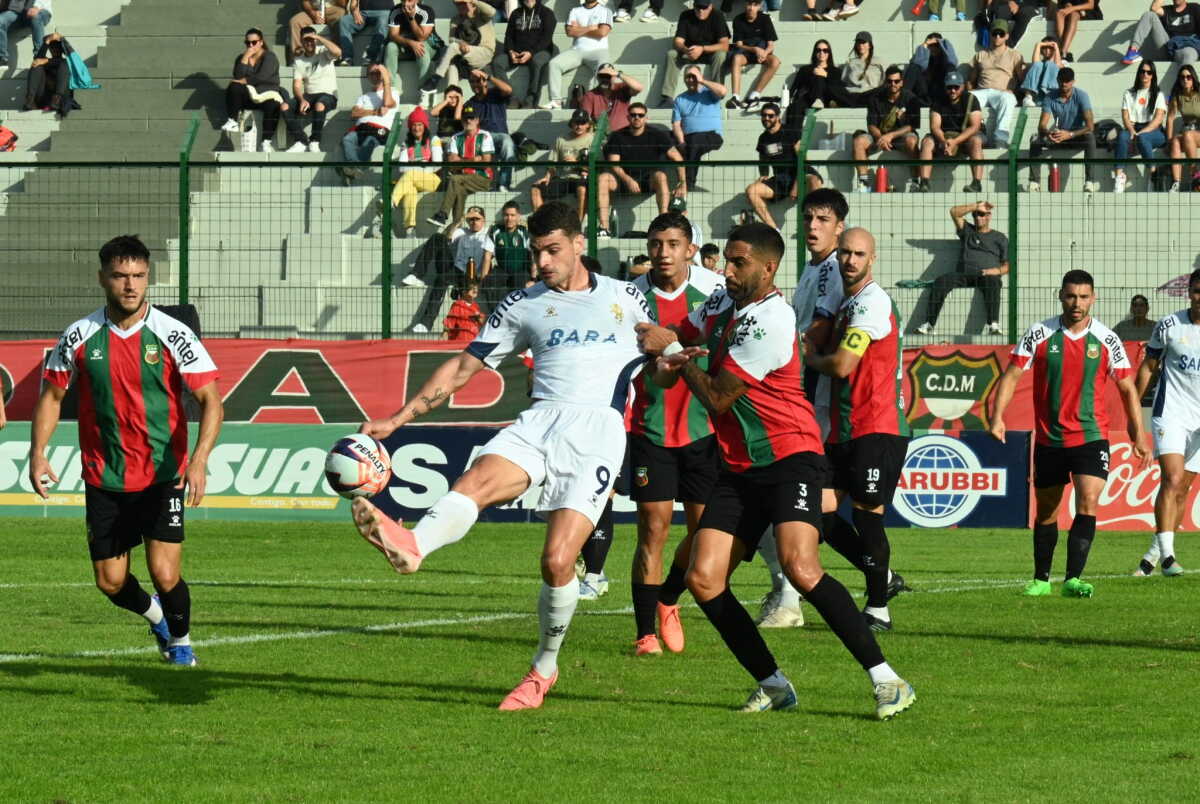 Álvaro López defendido por Hernán Menosse, en el partido entre Deportivo Maldonado y Albion.