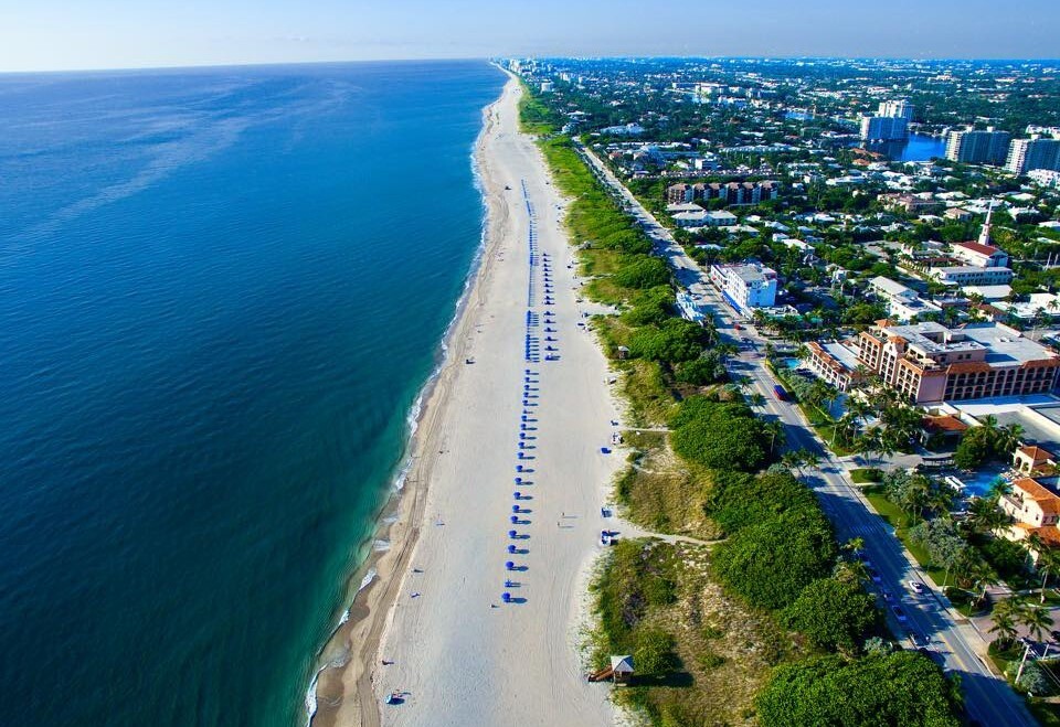 Vista aérea de la playa pública de Delray Beach.