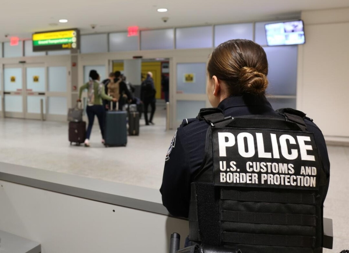 Policía de la CBP en un aeropuerto.