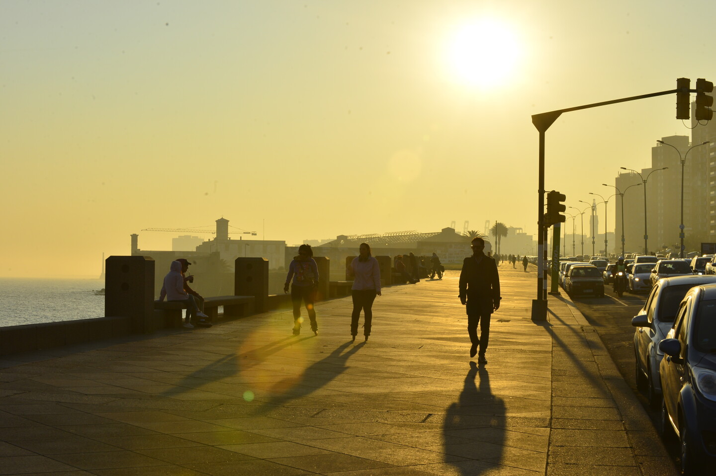 La rambla de Montevideo en un día soleado.