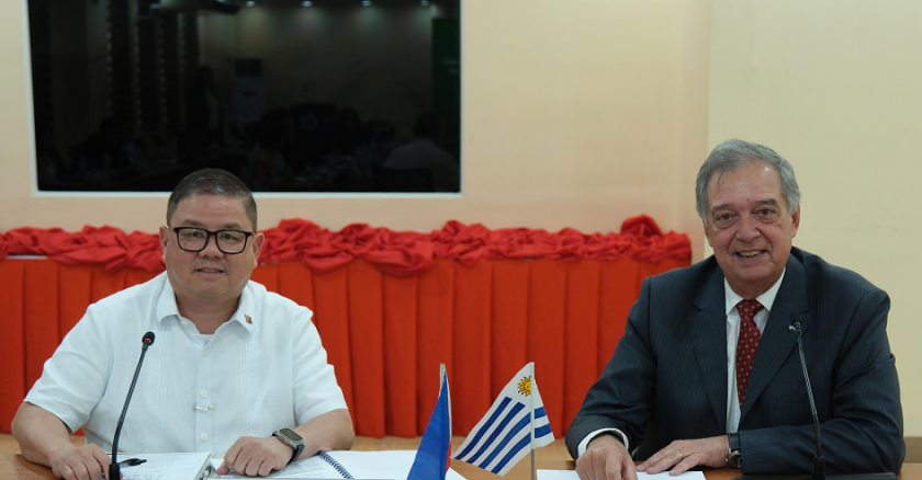 Fernando Mattos y el secretario del departamento de agricultura de Filipinas