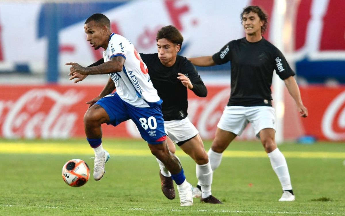 Rómulo Otero frente a la marca de Ignacio Pintos en el partido entre Nacional y Danubio.