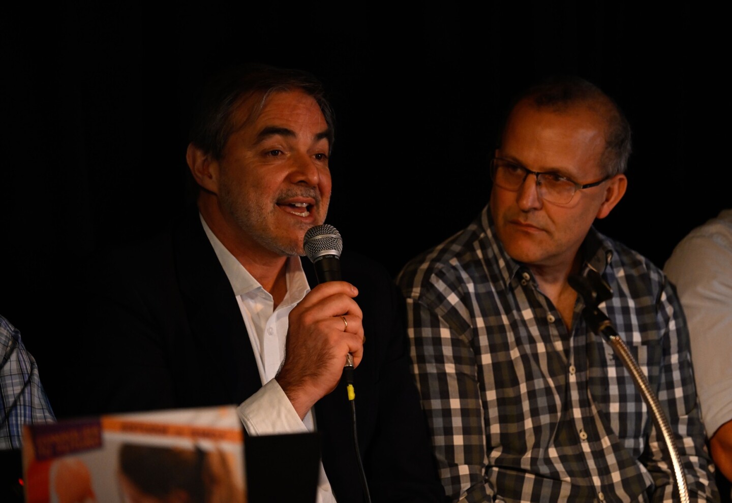 Gustavo Elizalde, director de la Asociación Cristiana de Jóvenes, y Valentín González, presidente de la Federación Uruguaya de Futsal.