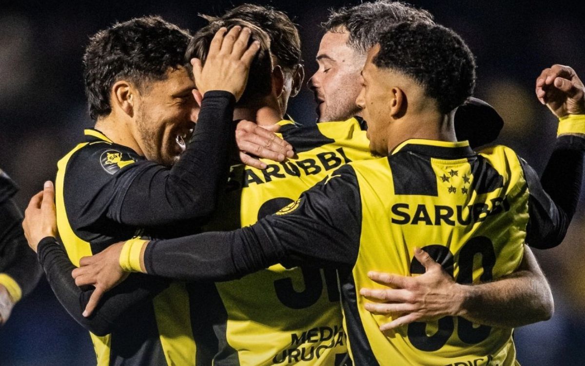 El festejo de los jugadores de Peñarol ante Río Negro de San José por Copa AUF Uruguay.