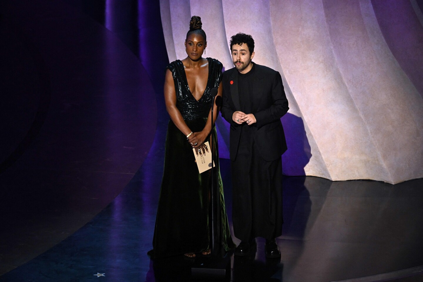 La actriz Issa Rae y el actor Ramy Youssef presentando un premio en los Oscar.