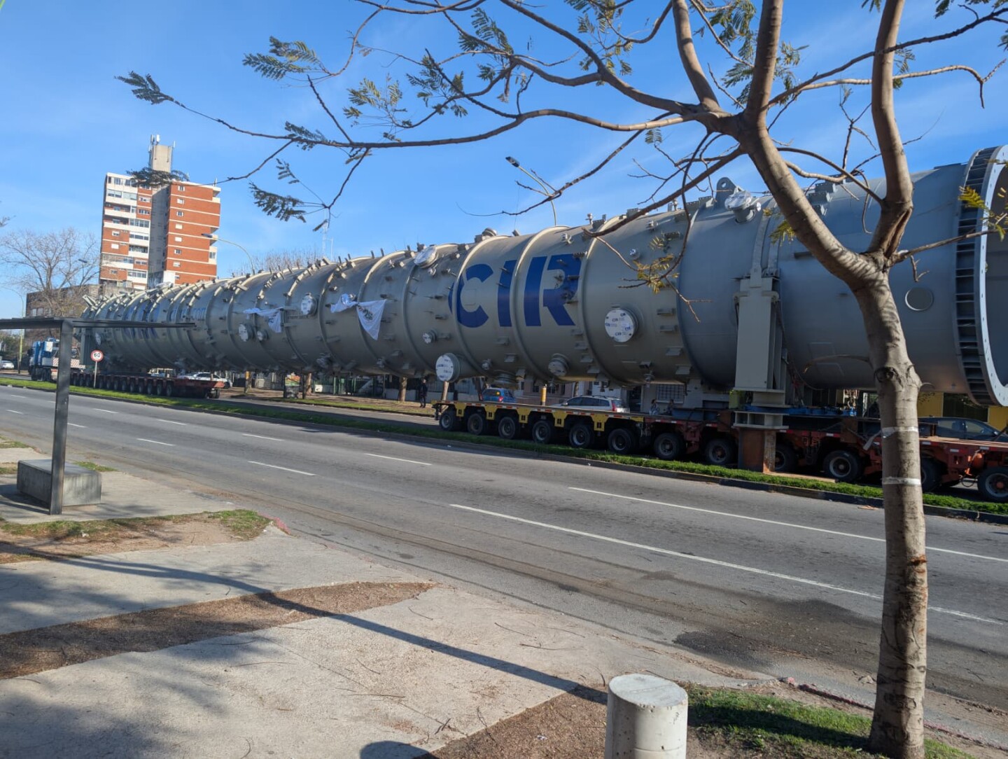 Traslado de columna de gran porte por Montevideo