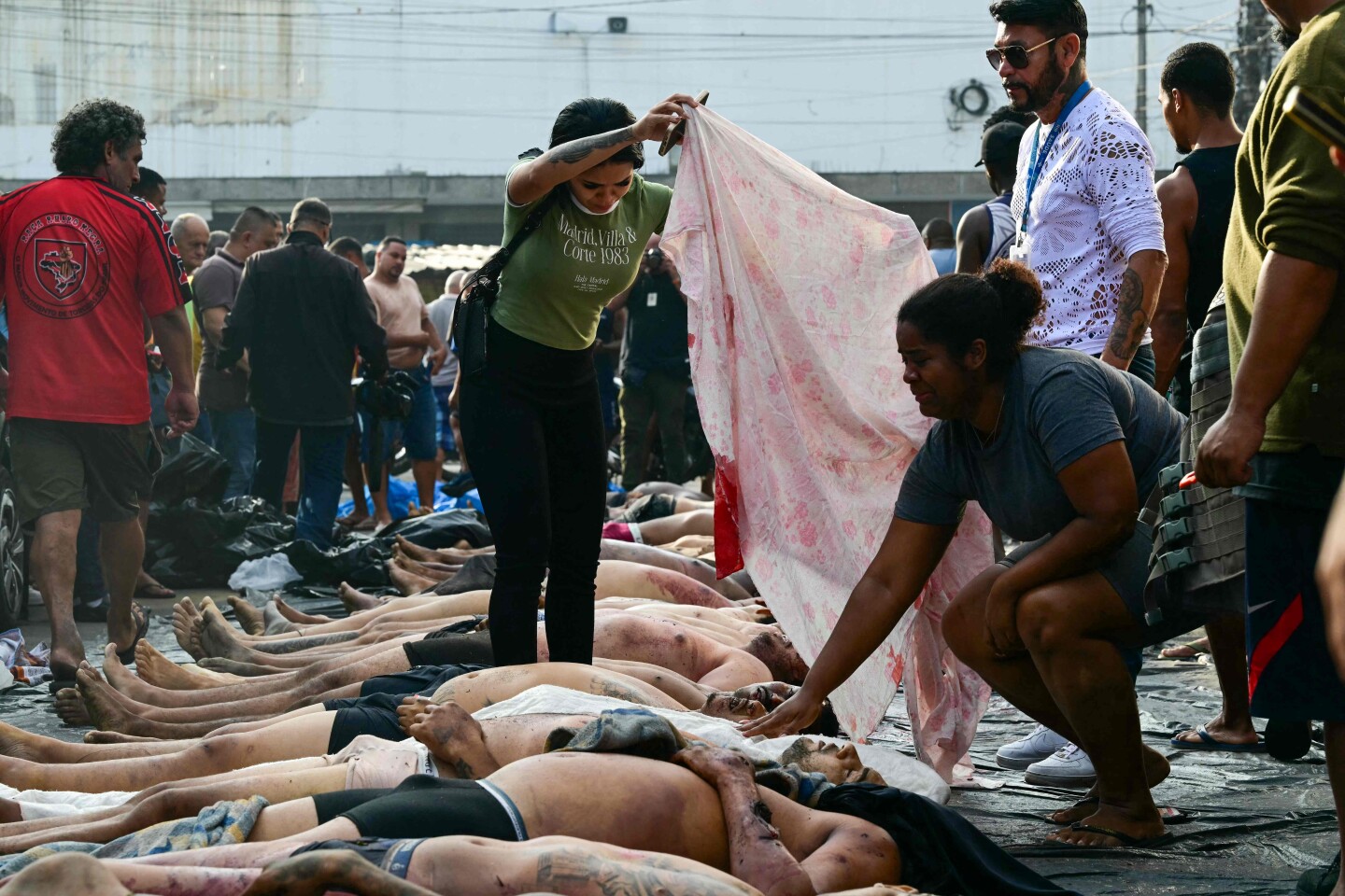 Personas alinean cuerpos en la plaza de Sao Lucas de la favela Vila Cruzeiro en el complejo Penha en Río de Janeiro, Brasil, el 29 de octubre de 2025, después de la Operación Contención.