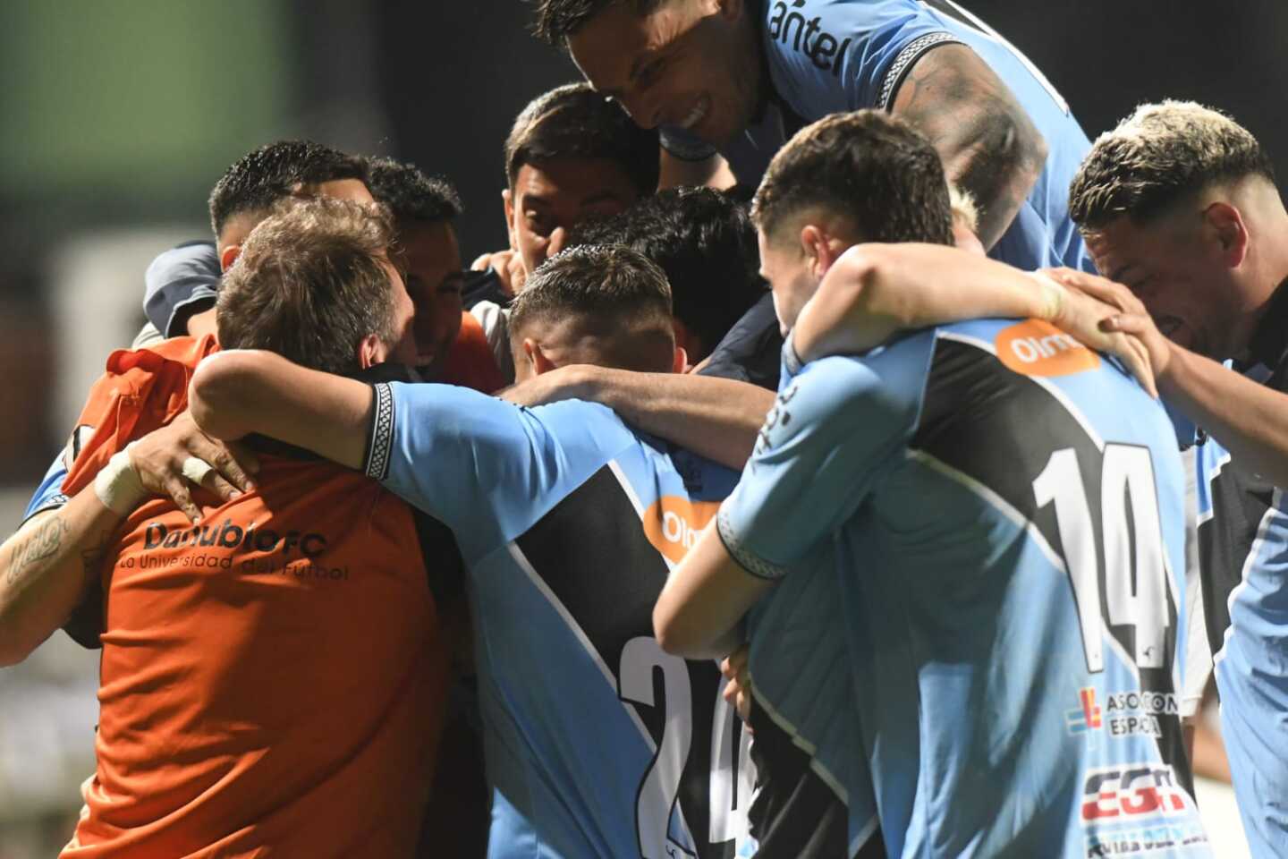 Los jugadores de Danubio celebran el gol frente a Wanderers.
