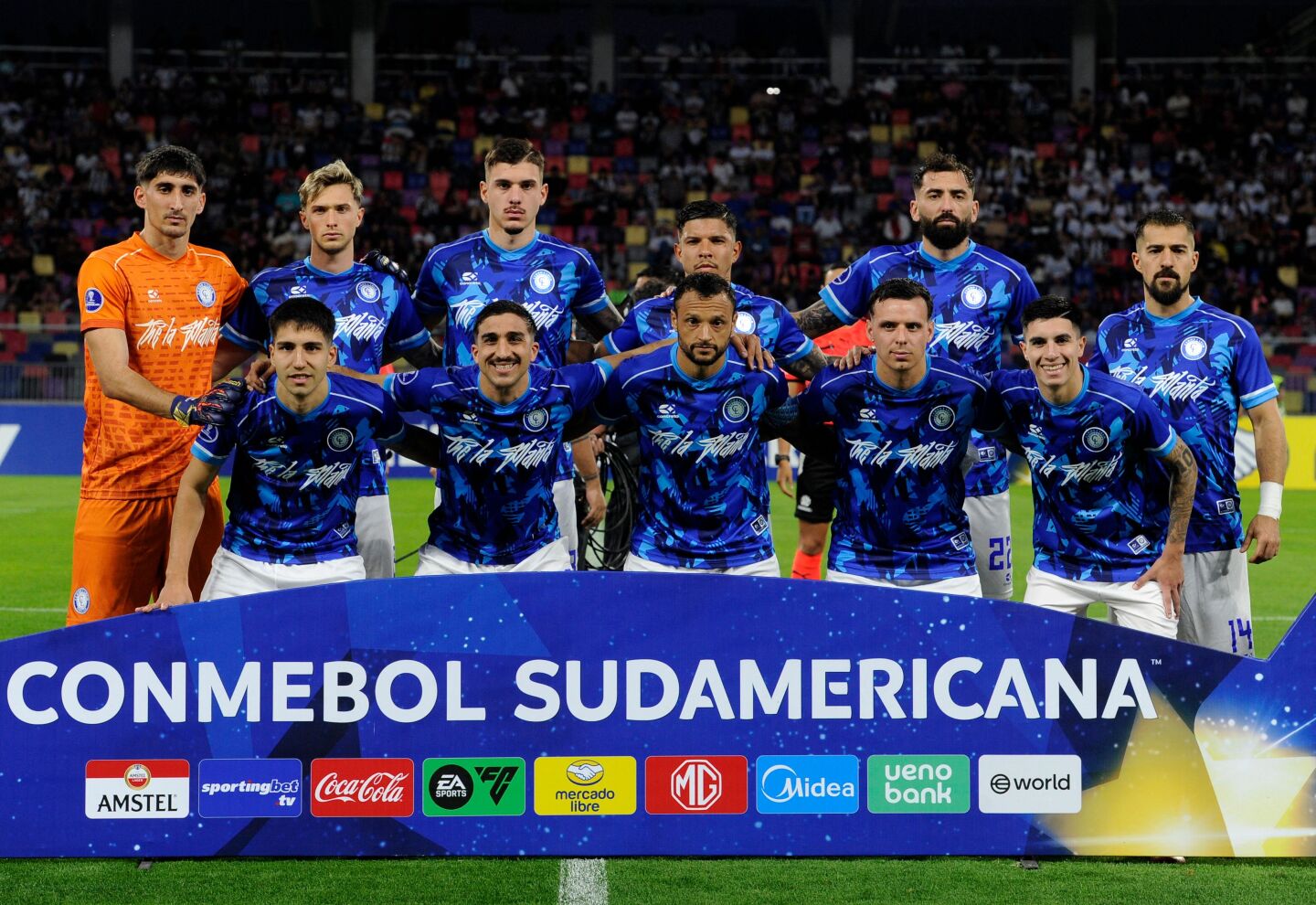 Equipo de Cerro Largo ante Central Córdoba por la Copa Sudamericana en Santiago del Estero.