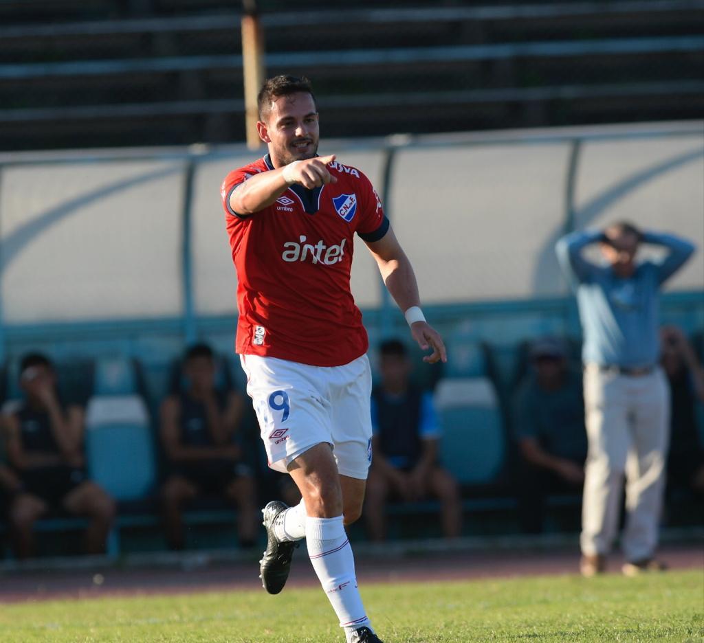 Octavio Rivero en el gol de Nacional