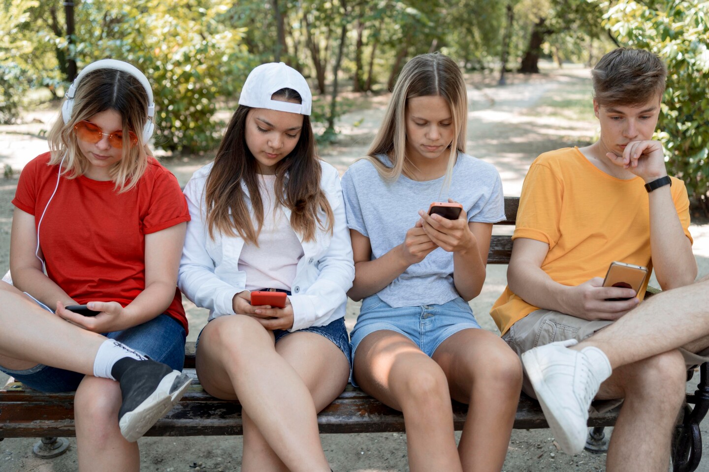 Jóvenes con celulares.jpg