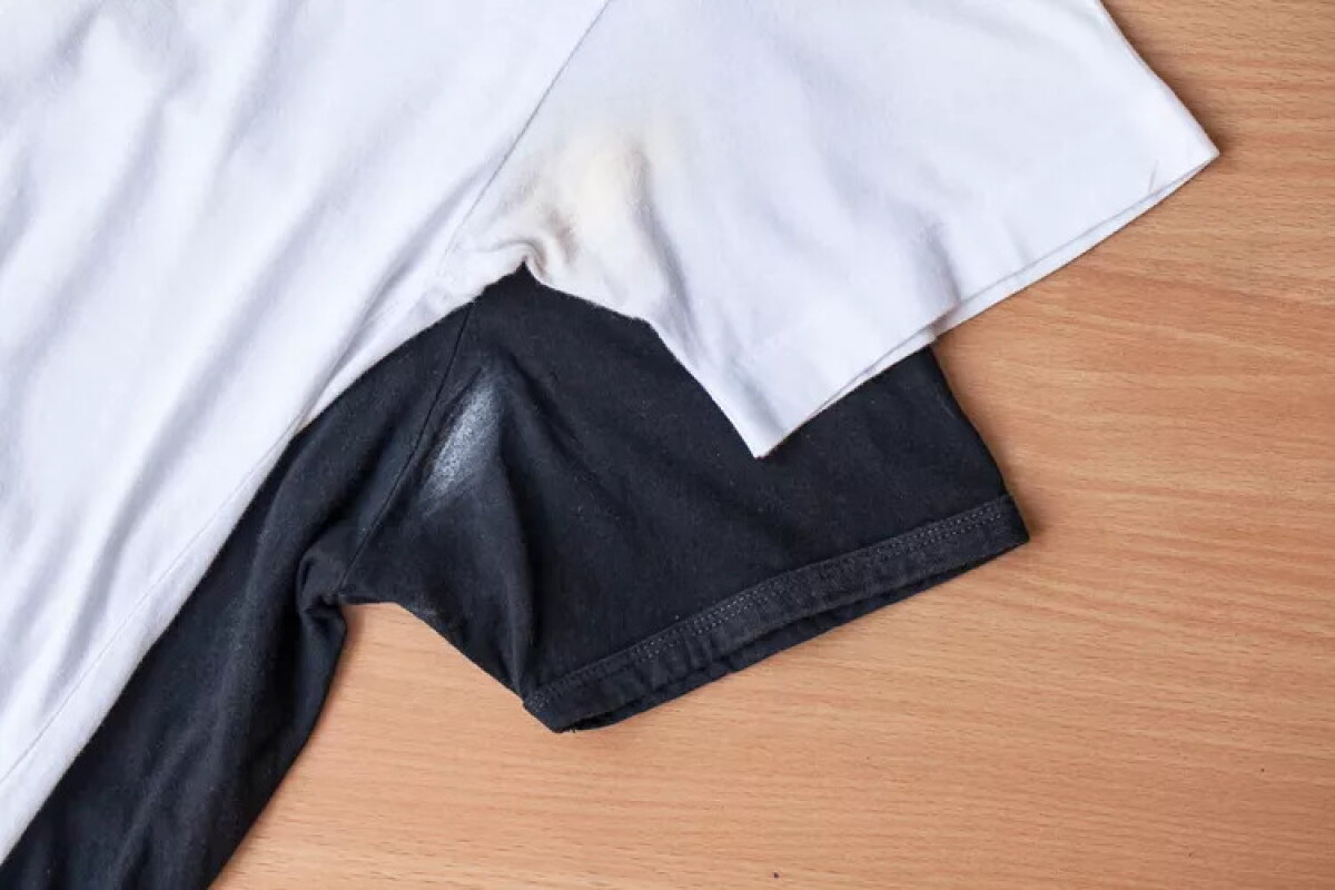 Un ingeniero químico explica por qué las manchas de desodorante endurecen la ropa y cómo eliminarlas